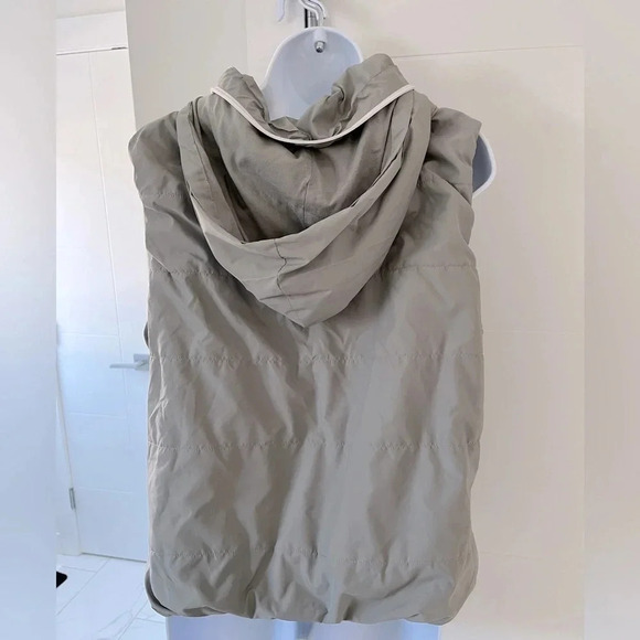 Bench/ Light grey vest/ Hidden zippered hood/ Size US X/L - Picture 5 of 16